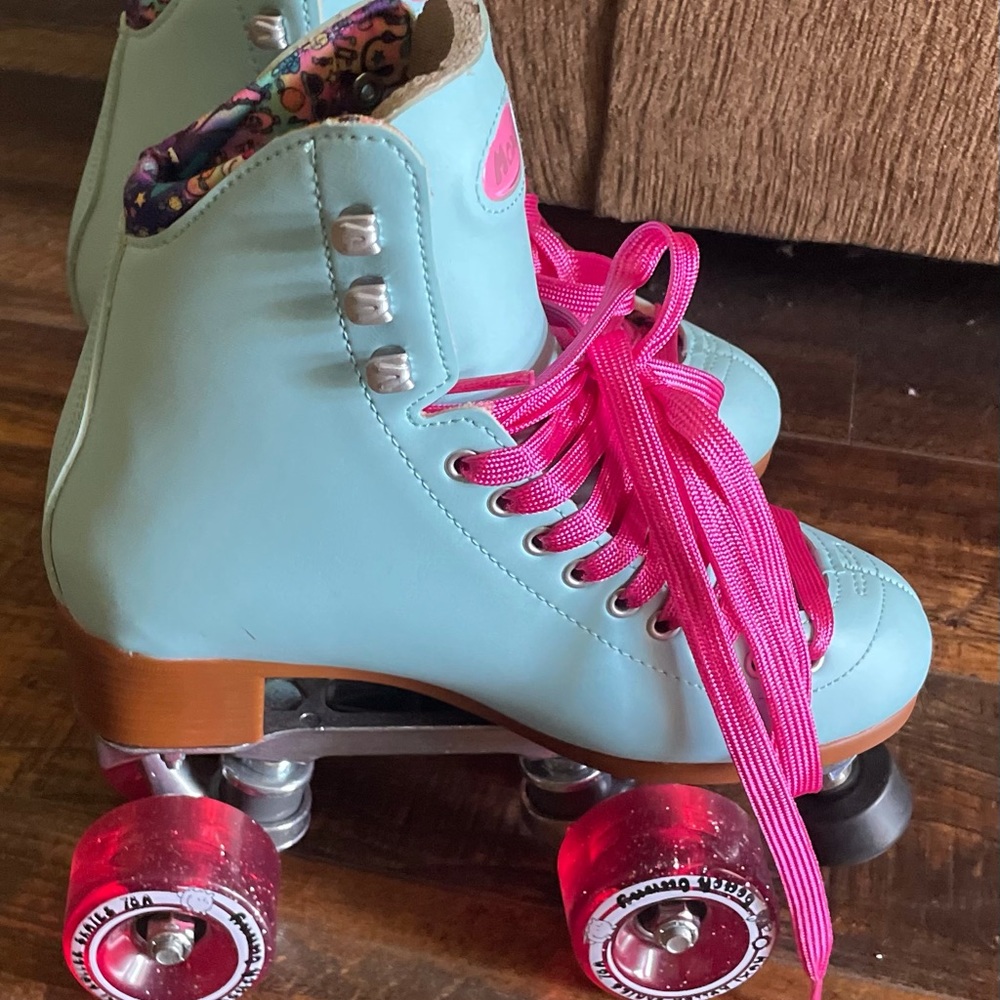 Women’s moxi skates “Beach Bunny”